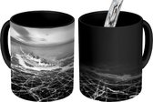 Magische Mok - Foto op Warmte Mok - Baikalmeer met vissenstaartrots - zwart wit - 350 ML