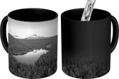 Magische Mok - Foto op Warmte Mok - Vogelperspectief Trillium lake - zwart wit - 350 ML