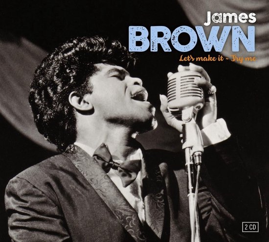 James Brown zingt in een microfoon met een grote kuif en strikje.