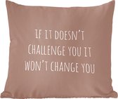 Sierkussen - Citation en anglais Si cela ne vous défie pas, cela ne vous changera pas sur un fond marron