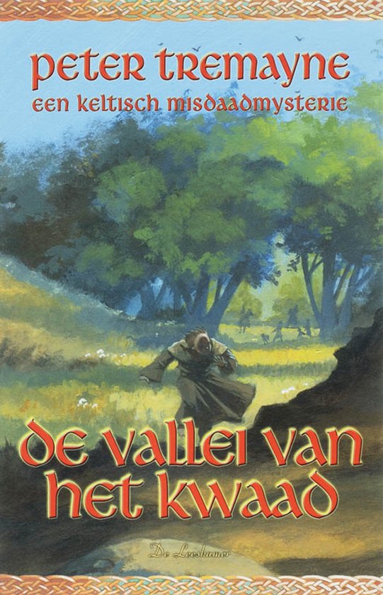 Boekomslag: Peter Tremayne 'een keltisch misdaadmysterie' - 'de vallei van het kwaad'. Een monnik in bruine pij kijkt naar beneden, op een bosrijke helling.