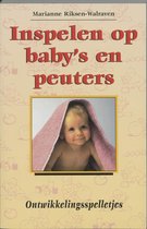 Boekomslag met Marianne Riksen-Walraven, Inspelen op baby's en peuters. Een baby met een roze handdoek om. Tekst: Ontwikkelingsspelletjes.