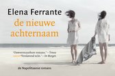 Boekcover met twee vrouwen op het strand. Titel 'de nieuwe achternaam' van Elena Ferrante.