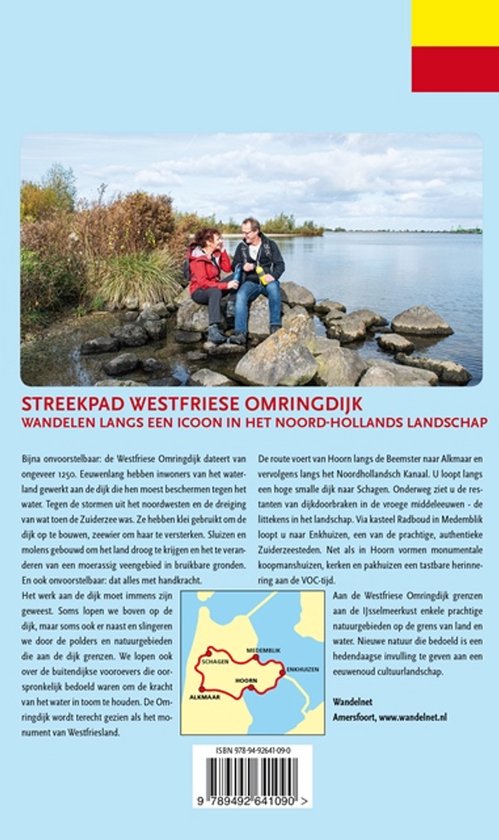 Achterpagina van het boek Westfriese Omringdijk. Twee wandelaars zitten op stenen aan de waterkant. Een kaart van de route.