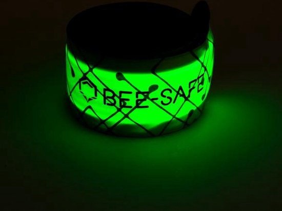 BEE-SAFE reflecterende armband met een heldere groene LED-verlichting en netpatroon.