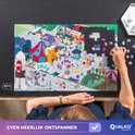 Vrouw legt puzzel op zwarte mat, puzzel toont satirische kijk op 2020 met raket, circus en protesten.