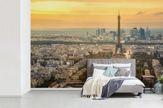 Papier peint photo en vinyle - Paris et la tour Eifffel avec un ciel très coloré largeur 390 cm x hauteur 260 cm - Tirage photo sur papier peint (disponible en 7 tailles)