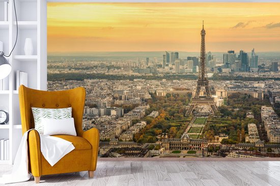Papier peint photo en vinyle - Paris et la tour Eifffel avec un ciel très coloré largeur 390 cm x hauteur 260 cm - Tirage photo sur papier peint (disponible en 7 tailles)