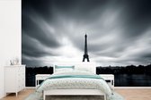 Behang - Fotobehang Kijken naar de Eiffeltoren - Breedte 330 cm x hoogte 220 cm