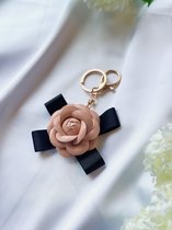 XARI Collections - 2 - Pack ‘Camellia’ Lichtroze en Witte Bag Charm - Tashanger - Bloem - Handtas Accessoires - Sieraad voor handtas - Tas ketting - Tassenhanger - Purse accessorie