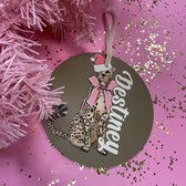 Kersthanger met naam en luipaard-voor in de kerstboom-Kerstversiering hanger met luipaard print en naam-roze-15 cm