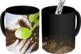 Magische Mok - Foto op Warmte Mok - Vrouw die een plant aan het planten is in de tuin - 350 ML