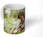 Mok - Moeder en dochter samen aan het planten in de tuin - 350 ML - Beker