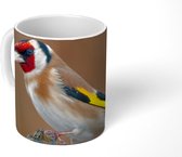 Mok - Koffiemok - Close-up van een kleurrijke putter op een dunne tak - Mokken - 350 ML - Beker - Koffiemokken - Theemok