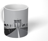 Mok - Een grijze tekening van de Brooklyn Bridge in de VS - 350 ML - Beker