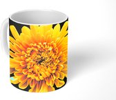 Mok - Een gele Chrysanthemum op een zwarte achtergrond - 350 ML - Beker