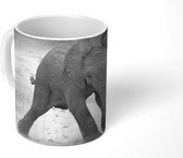 Mok - Koffiemok - Baby olifant die in het zand loopt in zwart-wit - Mokken - 350 ML - Beker - Koffiemokken - Theemok