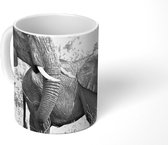 Mok - Koffiemok - Baby olifant en haar moeder in Kenia in zwart-wit - Mokken - 350 ML - Beker - Koffiemokken - Theemok