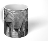 Mok - Koffiemok - Familie olifanten aan het water in zwart-wit - Mokken - 350 ML - Beker - Koffiemokken - Theemok