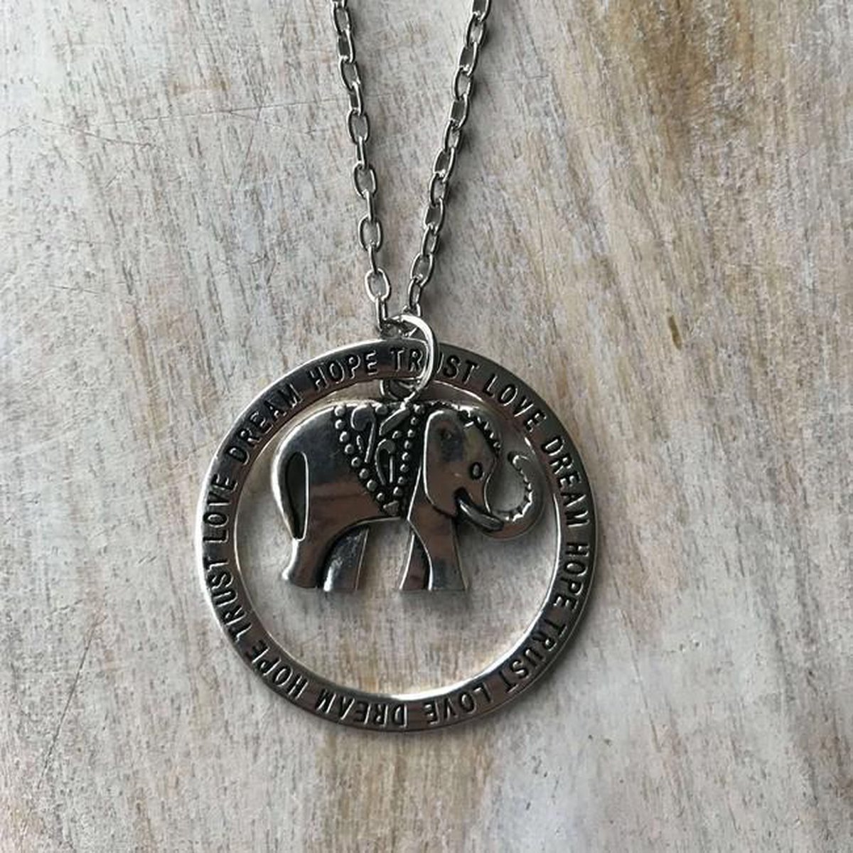 GoedeDoelen.Shop | Ketting met Olifantje Hope, Love, Dream Trust | Olifant | Olifanten Ketting | Dierenwelzijn | Statement Ketting | Dieren Sieraad | Wellness-House
