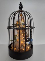 Kerst beeldjes GROTE zwarte vogelkooi met decoratie en 4 vogels op een boomstronk met 40 ledlichtjes handgemaakt dus uniek 60x30x30 cm