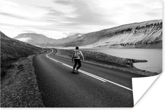 Poster Een man op een skateboard bij een meer in IJsland - zwart wit - 120x80 cm