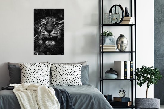 Affiche Tigre entre les plantes - noir et blanc - 60x90 cm