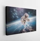 Astronaut in de ruimte tegen de achtergrond van de planeet aarde. Elementen van deze afbeelding geleverd door NASA- Modern Art Canvas - Horizontaal - 241509286 - 80*60 Horizontal