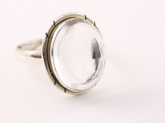 Ovale zilveren ring met bergkristal - maat 17