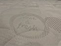 Wit matras met 'cool & fresh' tekst en cirkelpatroon.