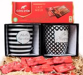 Moederdag Geschenk 2x Mokken- Mon Cherie Kersen Likeur Pralines - Verjaardag Relatie Geschenkpakket