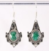 Bewerkte zilveren oorbellen met smaragd