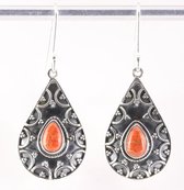 Bewerkte druppelvormige zilveren oorbellen met rode turkoois