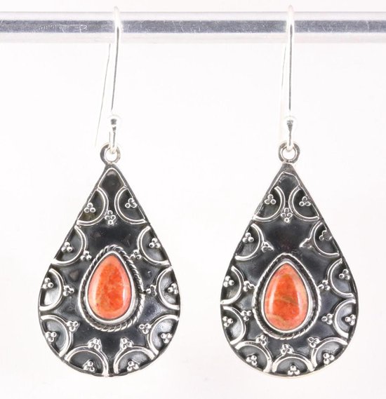 Bewerkte druppelvormige zilveren oorbellen met rode turkoois