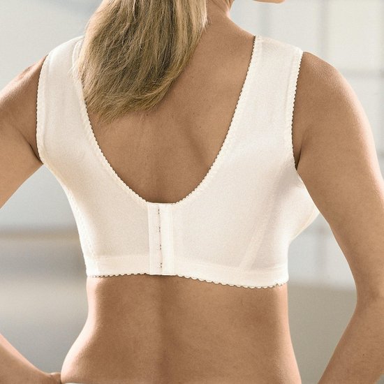 Model van achteren, draagt een witte beugelvrije bh met kanten afwerking. Sluiting achteraan.