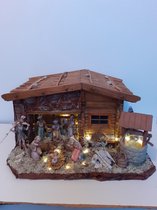 Kerststal  Kerststal met 12 figuren en waterput 20 led lichtjes en hand gemaakt dus uniek  26x44x36 cm