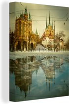 Canvas Schilderij Erfurt kathedraal met reflectie in een grote plas in Duitsland - 90x120 cm - Wanddecoratie