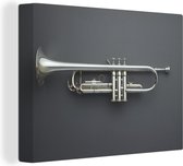 Canvas Schilderij Een zilveren trompet op een grijze vloer - 80x60 cm - Wanddecoratie