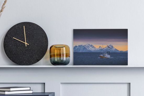 Un bateau de pêche avec des montagnes en arrière-plan Toile 30x20 cm - petit - Tirage photo sur toile (Décoration murale salon / chambre)