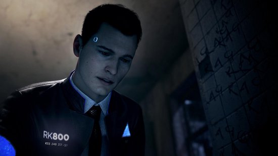 Android Connor, model RK800, draagt een zwart pak met een wit overhemd en das. Blauwe LED op zijn slaap.