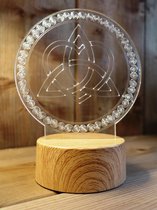 Celtic Tree - Ledlamp Symbool voor Liefde en Vriendschap houtlook voet - 20cm - Acryl - Transparant - Tafellamp - Nachtlamp - Sfeerlamp - Pagan - Heidens - Keltisch - Magisch - Mystiek - Deco
