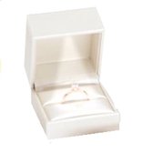 Ringdoosje LED lichtje creme lederlook - aanzoek - sieradendoos - huwelijksaanzoek - verloving - bruiloft - zijde - liefde - Valentijnsdag - ring - verlichting - lichtje - met lich