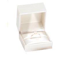 Ringdoosje LED lichtje creme lederlook - aanzoek - sieradendoos - huwelijksaanzoek - verloving - bruiloft - zijde - liefde - Valentijnsdag - ring - verlichting - lichtje - met licht
