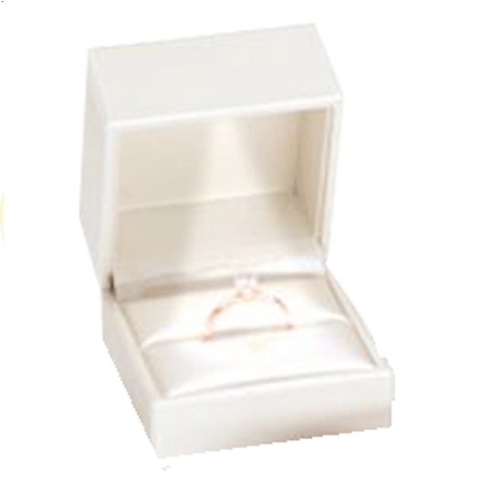 Ringdoosje LED lichtje creme lederlook - aanzoek - sieradendoos - huwelijksaanzoek - verloving - bruiloft - zijde - liefde - Valentijnsdag - ring - verlichting - lichtje - met licht