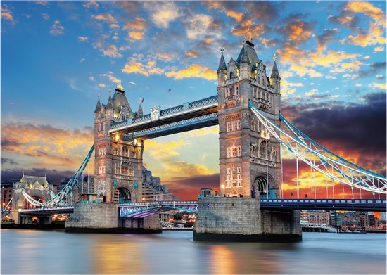 Poster van Tower Bridge in Londen bij zonsondergang. De brug is verlicht en de lucht kleurt oranje en blauw.