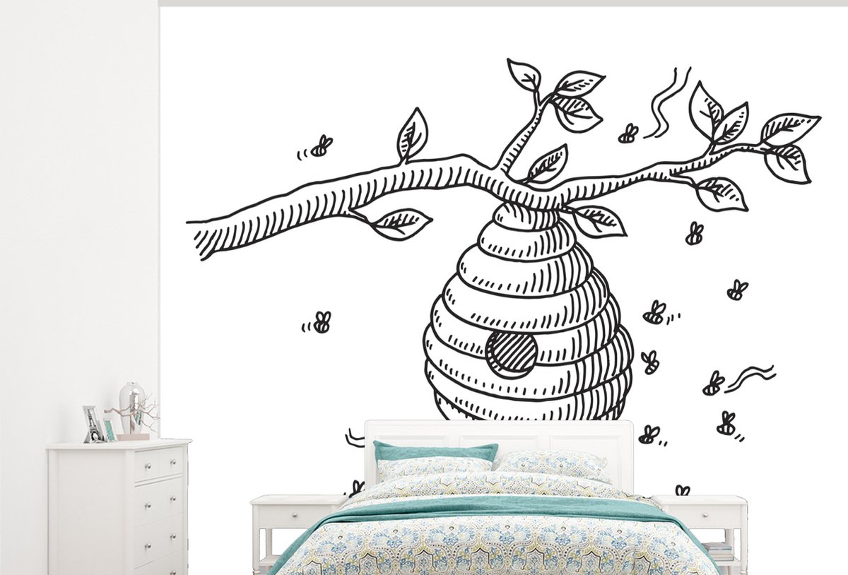 Behang - Fotobehang Een zwart-wit illustratie van een bijenkorf aan een tak  - Breedte... | bol.com