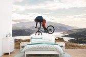 Behang - Fotobehang Mountainbiken langs een rivier in de Verenigde Staten - Breedte 420 cm x hoogte 280 cm