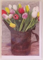 Een blanco wenskaart met een prachtige afbeelding van een boeket met verschillende kleuren tulpen. Een dubbele wenskaart inclusief envelop en in folie verpakt.