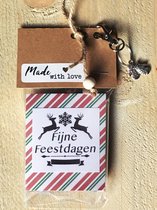 Thee cadeau kerst, winterthee, met tekstkaartje 'Fijne Feestdagen" en sleutelhanger met kerstbedeltje, gelukkig nieuwjaar, kerstpakket, kerstkado