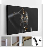Mooie vrouw met zwarte en gouden verf op haar lichaam tegen een donkere achtergrond - Canvas Modern Art - Horizontaal - 1212043645